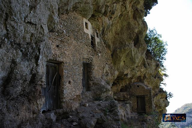 antiche abitazioni nella grotta biscotto.JPG